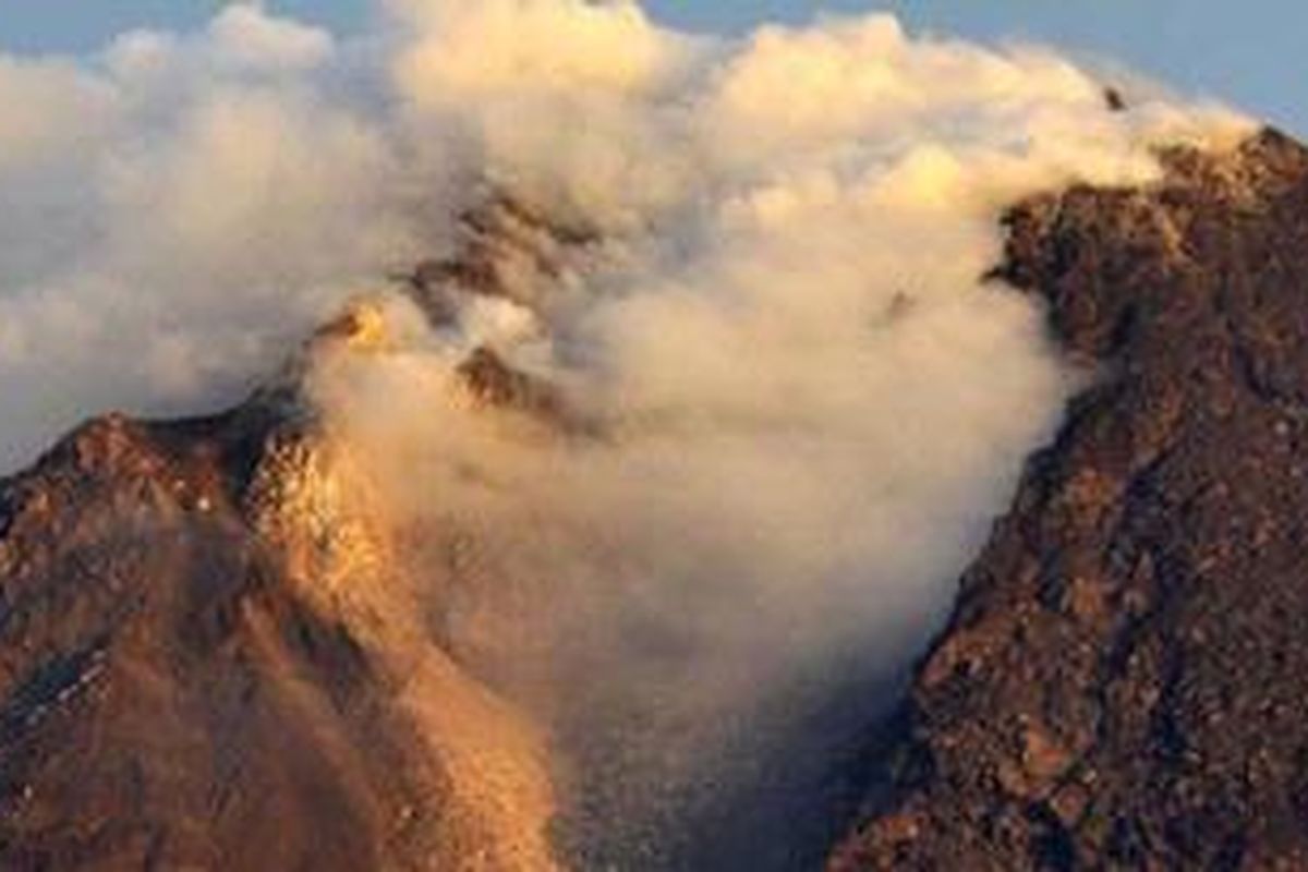 Kondisi puncak Gunung Merapi terus mengeluarkan asap solfatara saat terekam dari Desa Sidorejo, Kecamatan Kemalang, Kabupaten Klaten, Jawa Tengah, Selasa (26/10/2010). Selain asap solfatara yang terus keluar juga terjadi peningkatan guguran material vulkanik berupa batuan berasap yang disertai suara gemuruh.
