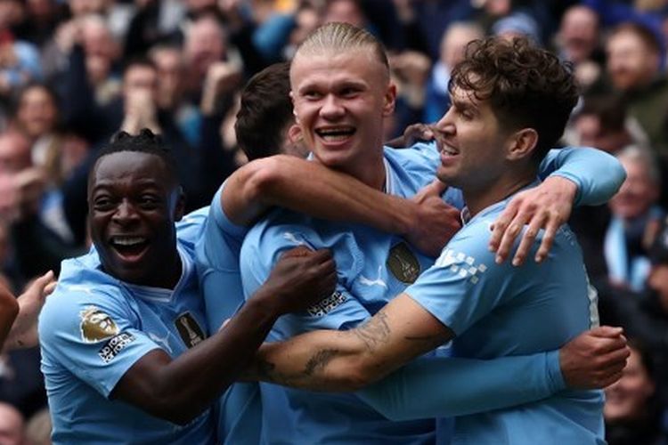 Striker Man City, Erling Haaland, tengah berselebrasi seusai mencetak gol dalam lanjutan Liga Inggris antara Man City vs Everton di Stadion Etihad pada 10 Februari 2024.