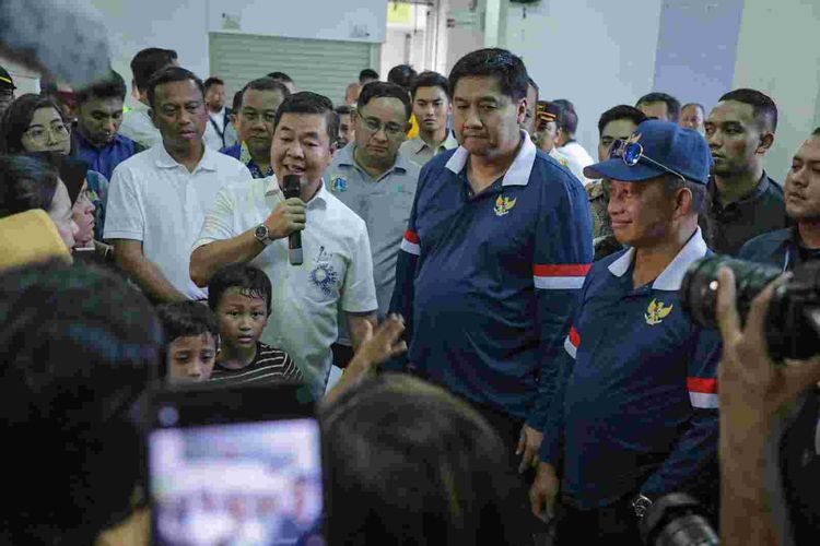 Penjabat (Pj) Gubernur Daerah Khusus Ibu Kota (DKI) Jakarta Teguh Setyabudi saat mendampingi Menteri PKP Maruarar Sirait, dan Mendagri Tito Karnavian, saat meninjau Rusun Pasar Rumput.