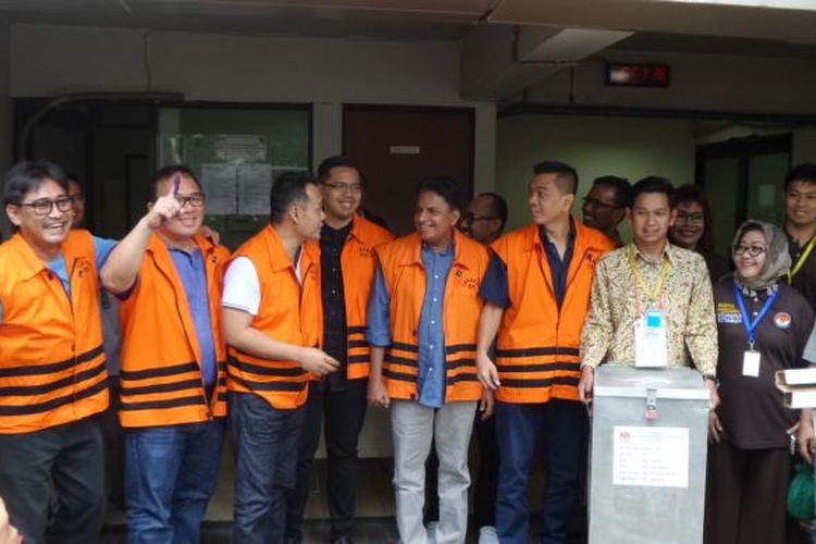 Tujuh tahanan KPK melakukan pencoblosan di Rutan C1 Gedung KPK Jakarta, Rabu (15/2/2017).