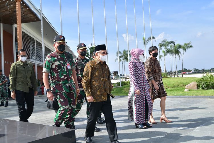 Wakil Presiden Ma'ruf Amin berjalan menuju pesawat sebelum berangkat melaksanakan kunjungan kerja ke provinsi Jawa Timur, Minggu (5/2/2023).