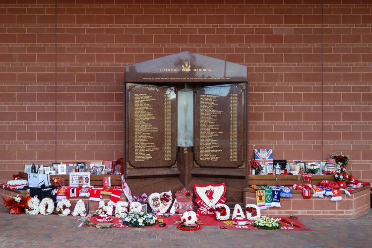 Memorial atau tugu peringatan di Stadion Anfield atas Tragedi Hillsborough pada 15 April 1989 yang menjadi peristiwa kelam bagi pendukung Liverpool FC. 