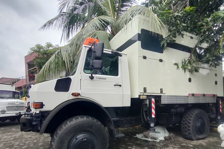 Truk Mercedes Benz Unimog U 5000 