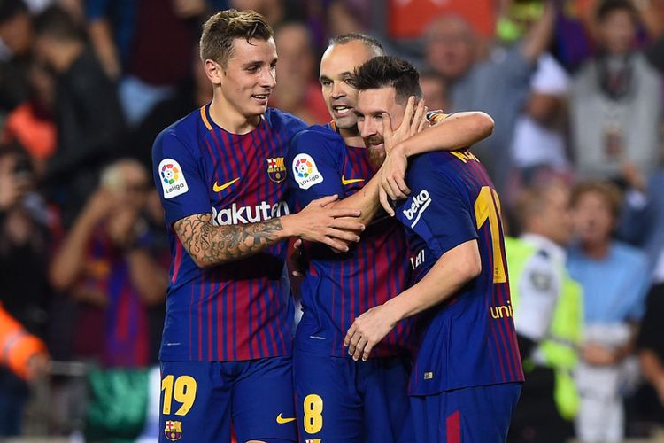 Lucas Digne, Andres Iniesta, dan Lionel Messi merayakan gol Barcelona ke gawang Malaga pada pertandingan Liga Spanyol di Camp Nou, Sabtu (21/10/2017). 