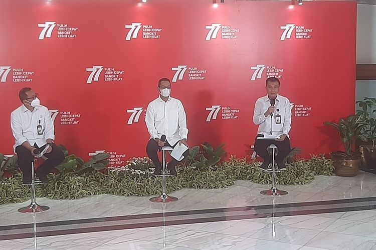 Kepala Sekretariar Presiden Heru Budi Hartono (tengah) didampingi Sekretaris Kementerian Sekretaris Negara Setya Utama (kiri) dan Deputi Bidang Protokol, Pers, dan Media Sekretariat Presiden Bey Machmudin dalam konferensi pers Bulan Kemerdekaan 2022 di Gedung Utama Kementerian Sekretaris Negara, Jakarta, Senin (1/8/2022).