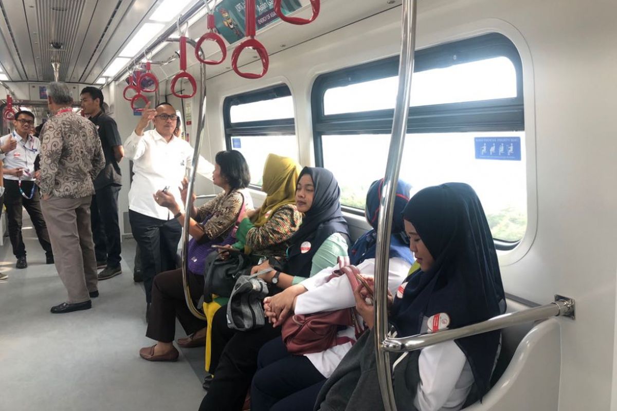 Suasana di dalam kereta light rail transit yang sedang uji coba operasi, Rabu (29/8/2018). 