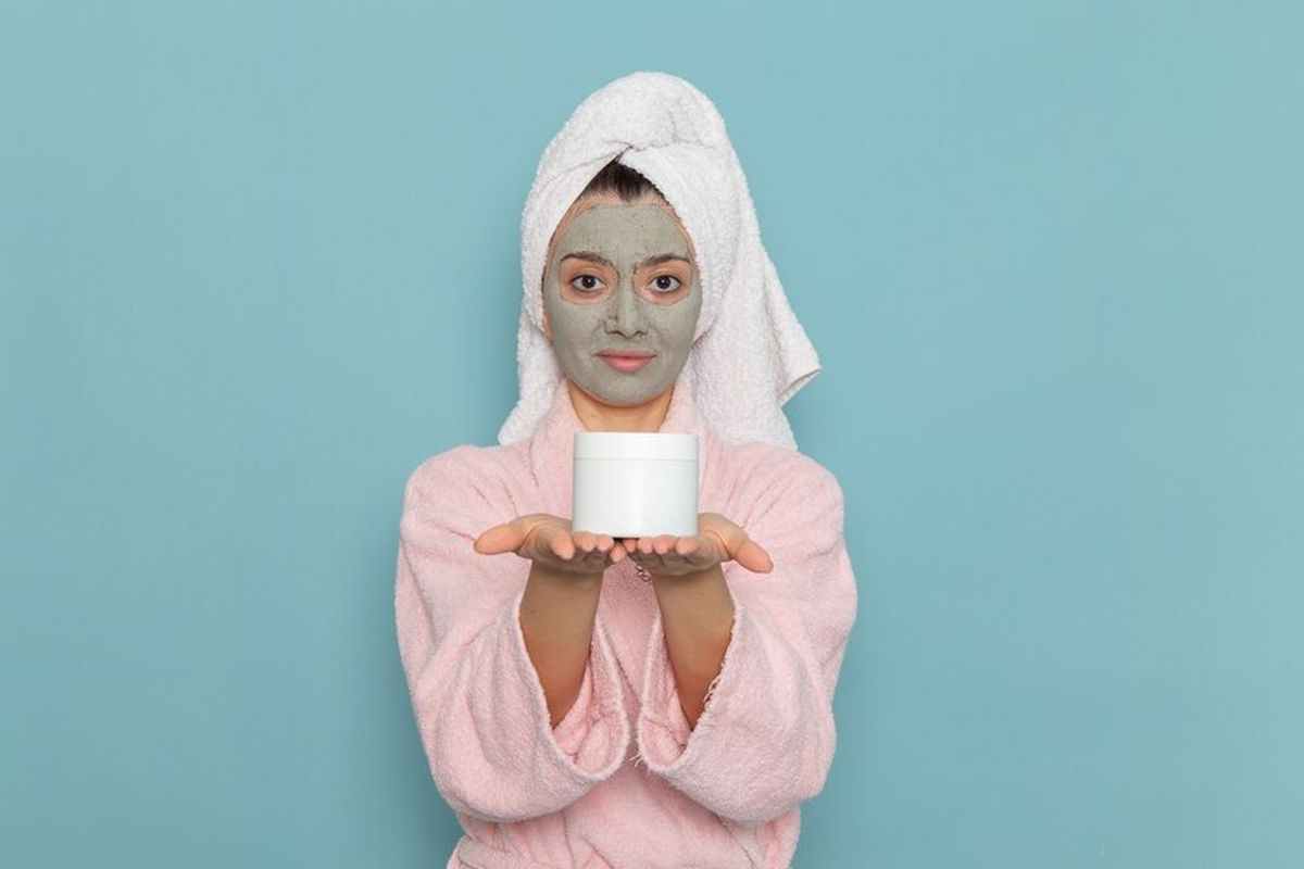 Ilustrasi perempuan menggunakan masker
