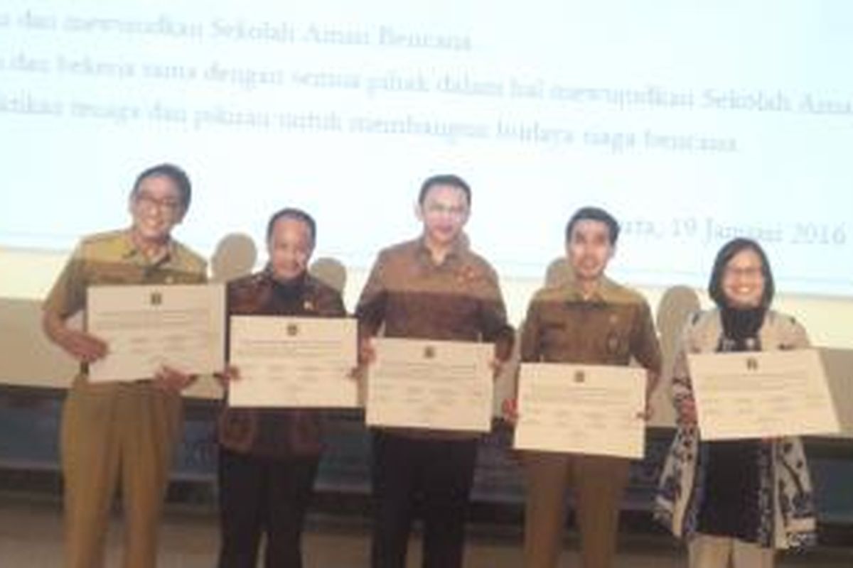 Gubernur DKI Jakarta Basuki Tjahaja Purnama (tengah)  saat deklarasi dimulainya program sekolah aman bencana. Deklarasi dilakukan di Balai Kota, Selasa (19/1/2016).