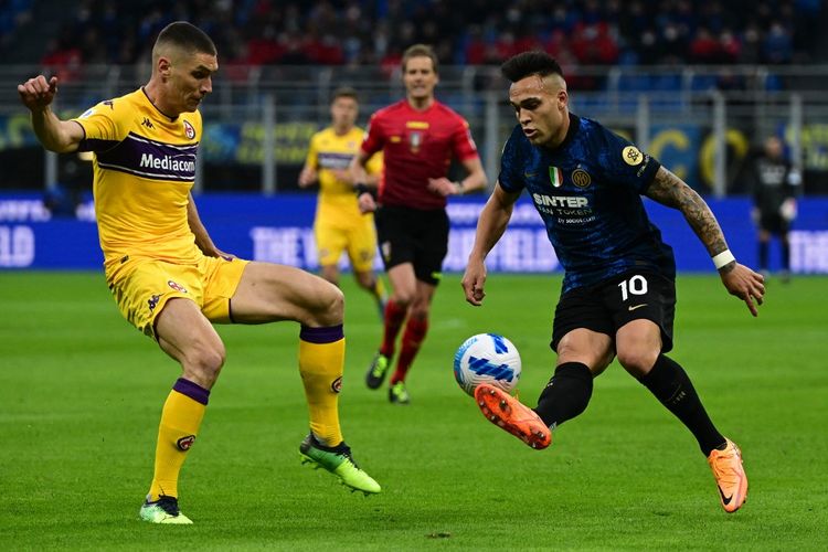 Penyerang Inter Milan asal Argentina, Lautaro Martinez, terlibat aksi perebutan bola dengan bek Fiorentina, Nikola Milenkovic, dalam laga Liga Italia 2021-2022 di Stadion Giuseppe Meazza, 19 Maret 2022.