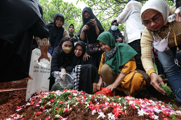 Yusnia, ibu salah satu korban robohnya tembok sekolah MTsN 19 Pondok Labu, Jakarta, Dendis Al Latif  tak kuasa menahan haru saat pemakaman anaknya di TPU Kampung Kandang, Jakarta Selatan, Jumat (7/10/2022) . Peristiwa ini mengakibatkan 3 orang siswa meninggal dunia dan 3 lainnya luka-luka.