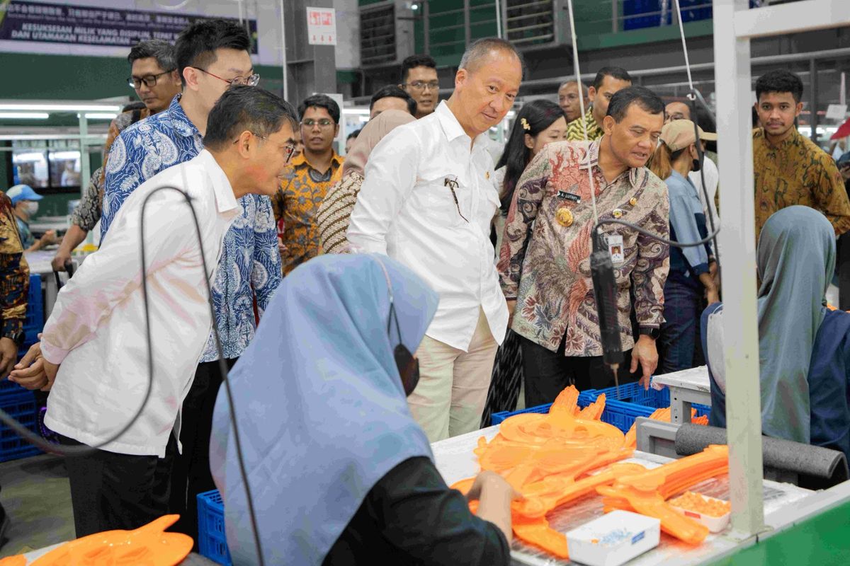 Menteri Perindustrian Agus Gumiwang Kartasasmita bersama Gubernur Jawa Tengah Ahmad Luthfi meninjau proses produksi mainan anak PT Royal Regent Indonesia (RRI) di Kawasan Industri Kendal (KIK), Jawa Tengah, Kamis (19/6/2925)