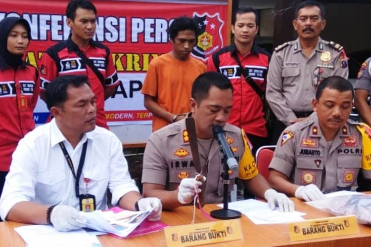 Kasat Reskrim Polres Tapanuli Selatan AKP Alexander Piliang saat memaparkan pembunuhan yang dilakukan tersangka MRP, Rabu (30/1/2019)