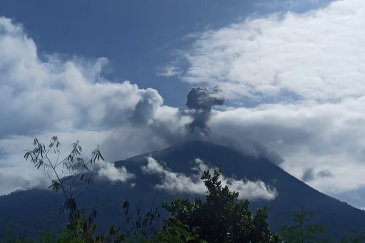 Foto: Gunung Ile Lewotolok, Kabupaten Lembata, NTT kembali erupsi, Jumat (1/7/2022) pukul 09.06 Wita.