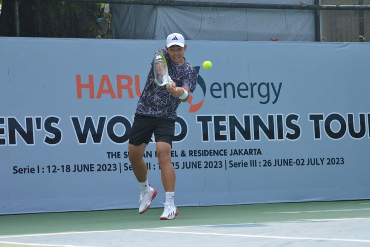Petenis asal Jepang, Sora Fukuda, berhasil juara nomor tunggal seri kedua Harum Energy Men?s World Tennis Tour 2023 seusai mengalahkan wakil Ukraina Yurii Dzhavakian melalui straight set 6-4, 6-3 di Lapangan Tenis The Sultan Hotel and Residence pada Minggu (25/6/2023).