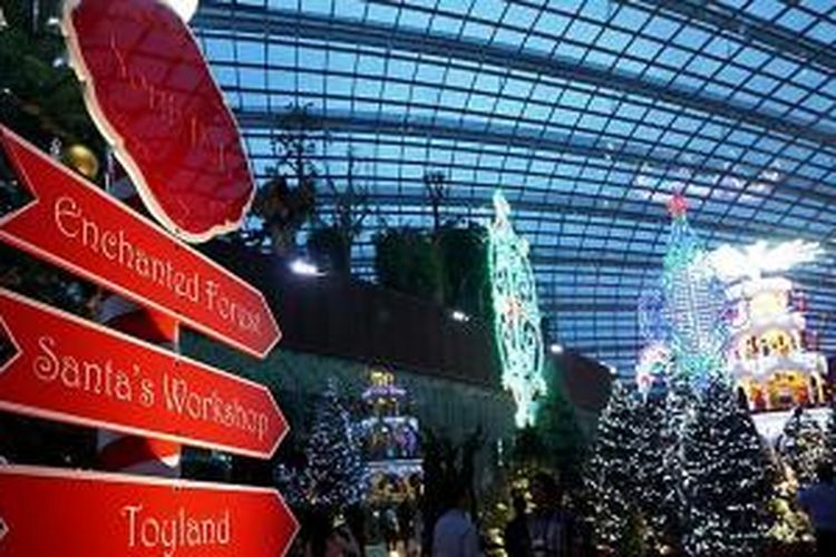 Salah satu kubah dari Gardens by the Bay, yakni Kubah Bunga dihias dengan aneka pernak pernik bertemakan natal untuk menghibur para pengunjung selama sebulan, Rabu (2/12/2015). Suguhan bertemakan natal ini memperkaya muatan pendidikan yang tersedia sebelumnya di tempat ini. 