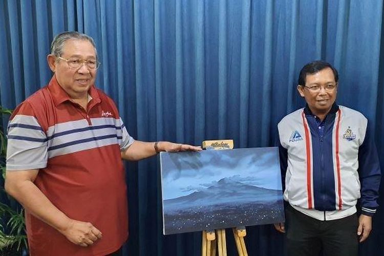 Susilo Bambang Yudhoyono (SBY) memperlihatkan lukisan Gunung Ciremai. Karyanya tersebut dibuat di kamar hotel tempatnya menginap di Cirebon, Senin (2/1/2023).