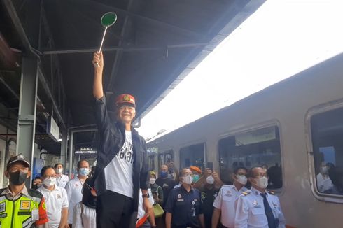 Lepas Keberangkatan Pemudik di Stasiun Senen, Ganjar Ikut Pulang ke Semarang Naik Kereta 