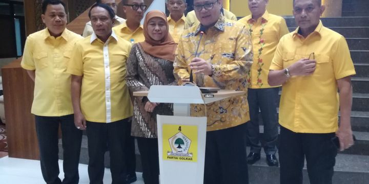 Ketua Umum Golkar Airlangga Hartarto bersama petinggi partai dan Calon Gubernur Jawa Timur terpilih Khofifah Indar Parawansa di DPP Golkar, Jakarta, Kamis (12/7/2018)