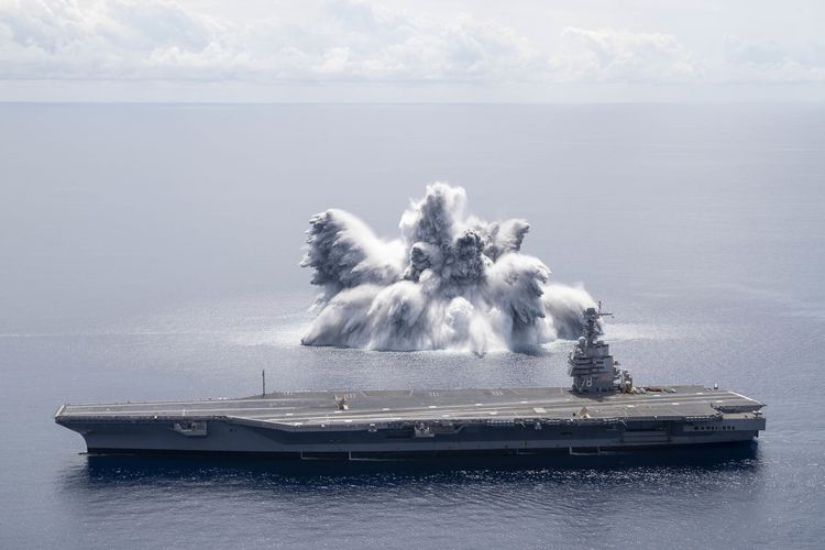 Angkatan Laut Amerika Serikat (AS) melakukan tes kejut terhadap kapal induk terbarunya, USS Gerald R Ford, di lepas pantai timur AS pada Jumat (18/6/2021).