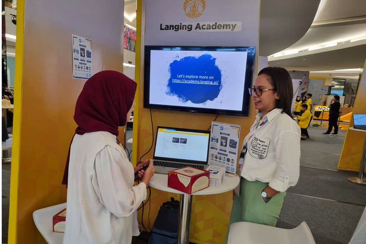 Start up Langing Academy di tengah acara Demo Day UI Incubate 2023 FX Mall Senayan Jakarta yang digelar pada 14-15 November 2023.