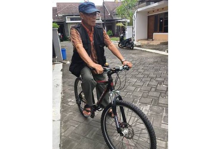 Buya Syafii Marif kerap bersepeda dalam melakukan aktivitasnya.