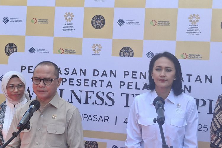 Menteri Pelindungan Pekerja Migran Indonesia (P2MI) Mukhtarudi dan Wakil Menteri P2MI Christina Aryani usai menghadiri di Balai Diklat Industri (BDI) Bali, Kamis (4/12/2025). KOMPAS.com/ Yohanes Valdi Seriang Ginta