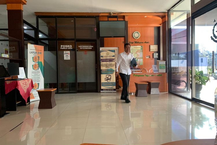 Sekretaris DPRD Kabupaten Madiun, Yudi Hartono keluar dari ruang pemeriksaan Kejari Kabupaten Madiun, Jawa Timur, Rabu (8/5/2024) siang. Yudi diperiksa sebagai saksi kasus dugaan korupsi dana aspirasi DPRD Kabupaten Madiun pembangunan dua kolam renang senilai Rp 1,5 milyar. 