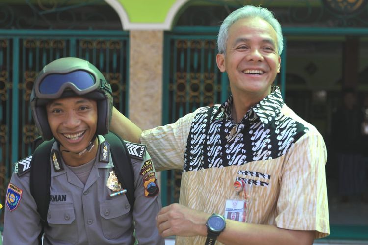 Bripka Herman Hadi Basuki (kiri) anggota Polres Purworejo saat bertemu Gubernur Jateng Ganjar Pranowo di Purworejo, Kamis (23/5/2019).