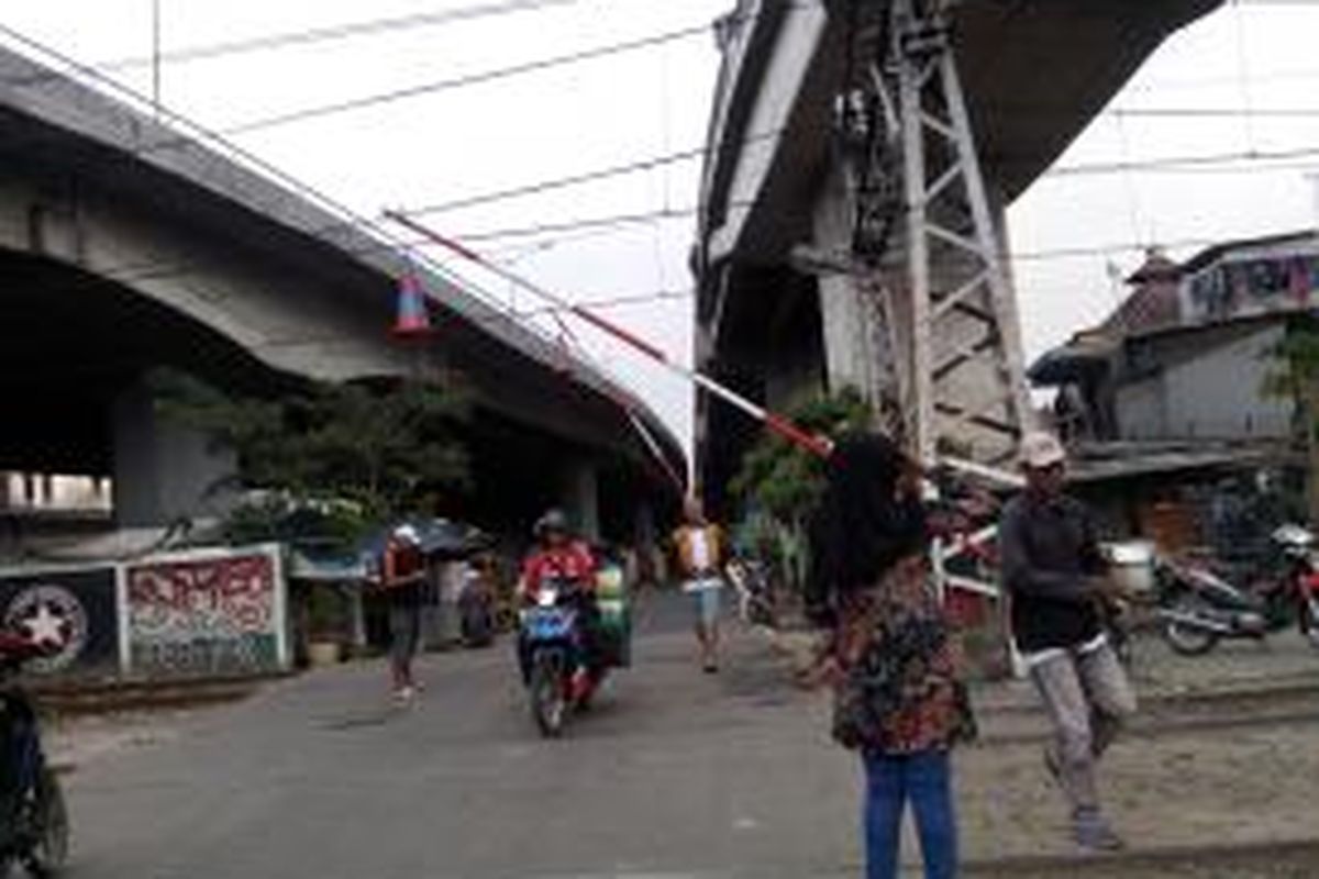 Perlintasan kereta tak resmi di Pademangan. Tak ada rambu ataupun peringatan dan hanya dijaga oleh warga sekitar.