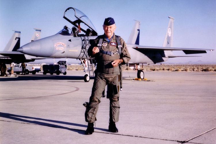 Chuck Yeager saat berfoto bareng jet tempur F-15 Amerika Serikat yang tercanggih pada zamannya.