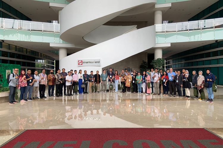 Advisor President Office Sinarmas Land Ignesz Kemalawarta menerima kunjungan kerja Ketua Umum Masyarakat Konservasi dan Efisiensi Energi Indonesia (MASKEEI) RM. Soedjono Respati dan Manajer Teknologi Keberlanjutan dan Kebijakan Energi Departemen Energi Amerika Serikat - USDOE) Mark LaFRance ke BSD City pada Jumat (24//2/2023). Kunjungan kerja tersebut dilaksanakan dalam rangka melihat penerapan konsep sustainable development yang diimplementasikan oleh Sinar Mas Land sebagai upaya mendukung Net Zero Emission (NZE) pada 2060 di kawasan BSD Green Office Park (GOP).