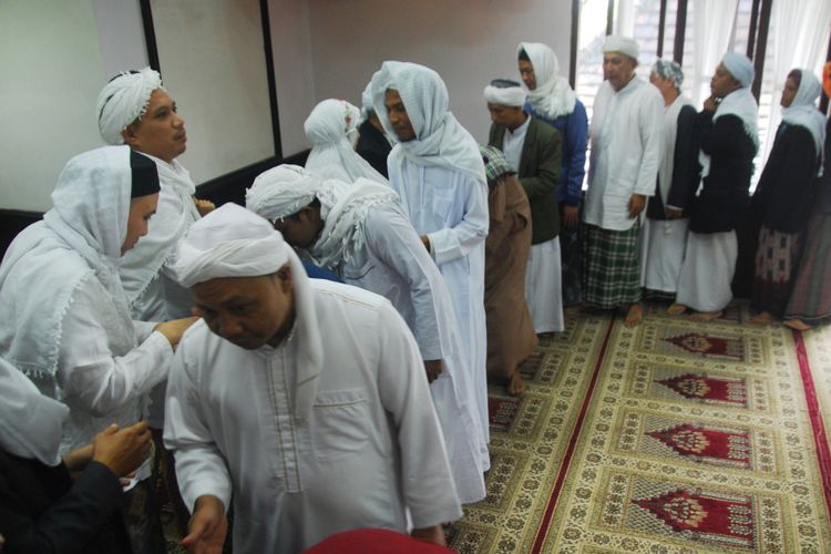 Sejumlah jemaah tarekat Naqsyabandiyah Al-Kholidiyah melaksanakan halal bi halal usai Shalat Ied, di Rumah Ibadah Suluk Darussalam, Kampung Pasir Jawa, Loji, Kecamatan Cigombong, Kabupaten Bogor, Rabu (13/6/2018). Hari ini jemaah tarekat Naqsyabandiyah Al-Kholidiyah melaksanakan ibadah Shalat Ied setelah genap berpuasa selama 30 hari berdasarkan metode Hisab Qomariyah yang diyakininya.