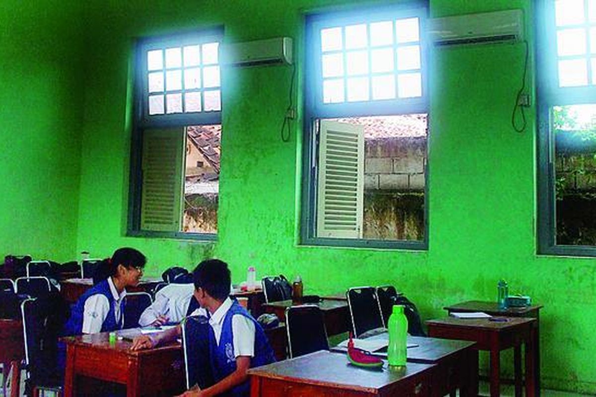 SMP I Kota Cirebon, Jawa Barat, Rabu (9/1), menjalankan kegiatan belajar-mengajar secara normal sekalipun putusan Mahkamah Konstitusi pada Selasa (8/1) mengabulkan uji materi terhadap landasan hukum Rintisan Sekolah Bertaraf Internasional (RSBI). Sekolah itu merupakan salah satu sekolah di Kota Cirebon yang berstatus RSBI.