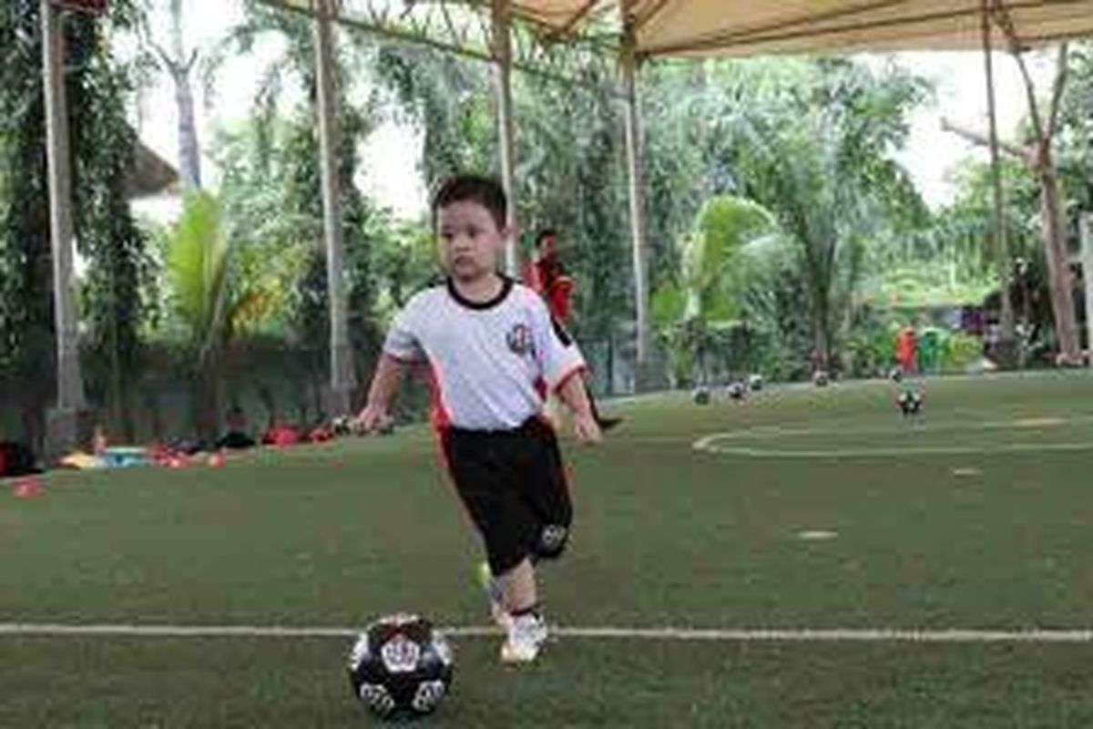 Sekolah sepakbola bisa menjadi alternatif orangtua dalam meningkatkan waktu anak untuk beraktivitas di luar ruangan