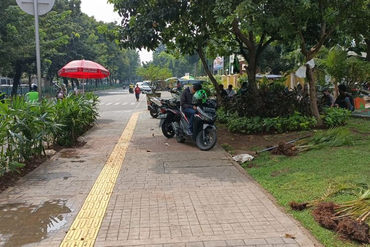 Kondisi trotoar di Jalan Raya Pasar Senen, Jakarta Pusat pada Senin (12/6/2023) siang. Kendaraan sepeda motor banyak parkir dan naik ke atas trotoar. Padahal, trotoar ini merupakan akses pejalan kaki untuk masuk ke area stasiun.