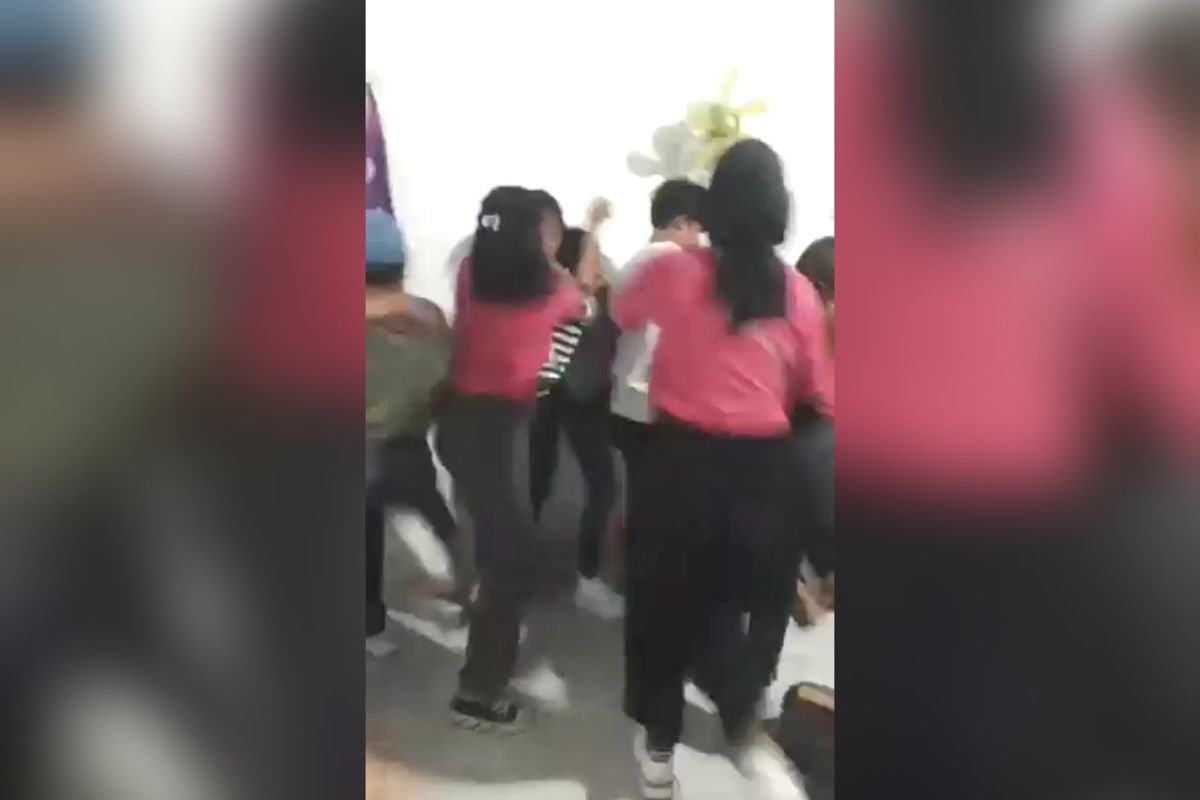 Potongan video sejumlah wanita berseragam merah muda keroyok ibu-ibu dalam rumahnya di perumahan Unhas Antang, Kecamatan Manggala, Kota Makassar, Sulsel.