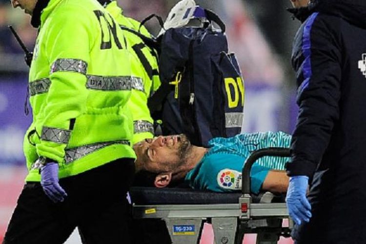 Gelandang Barcelona, Sergio Busquets, mengalami cedera pada pertandingan kontra Eibar, Minggu (22/1/2017). 