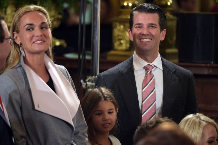 Donald Trump Jr (kanan) dan istrinya, Vanessa (kiri) bersama dengan anak mereka, Kai (tengah). (AFP/Mandel Ngan).