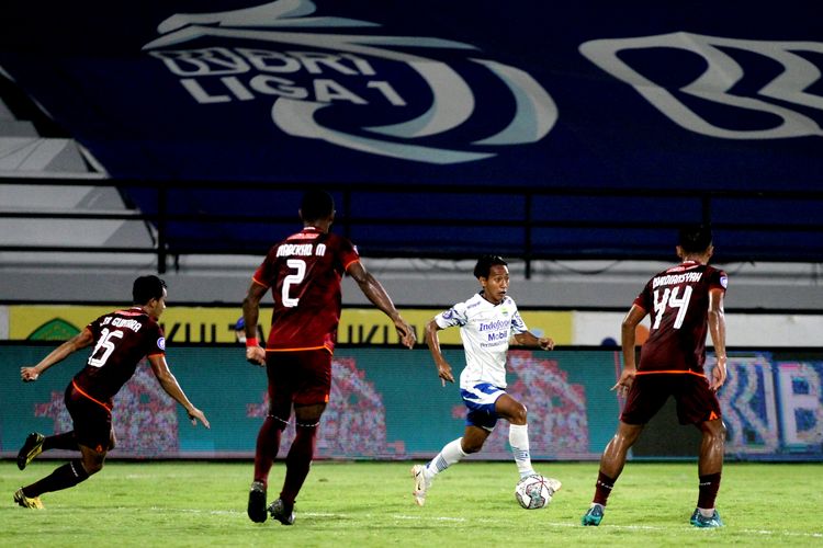 Pemain Persib Bandung Beckham Putra dijaga ketat pemain Borneo FC pada pêrtandíngan pekan 20 Liga 1 2021-2022 yang berakhir dengan skor 0-1 di Stadion Kapten I Wayan Dipta Gianyar, Selasa (18/1/2021) malam