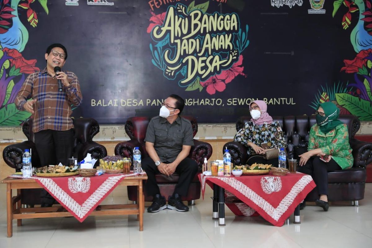 Mendes PDTT Abdul Halim Iskandar dalam acara studi banding antardesa yang diikuti sembilan kepala desa dari Jombang di Balai Desa Panggungharjo, pada Rabu (28/10/2020).
