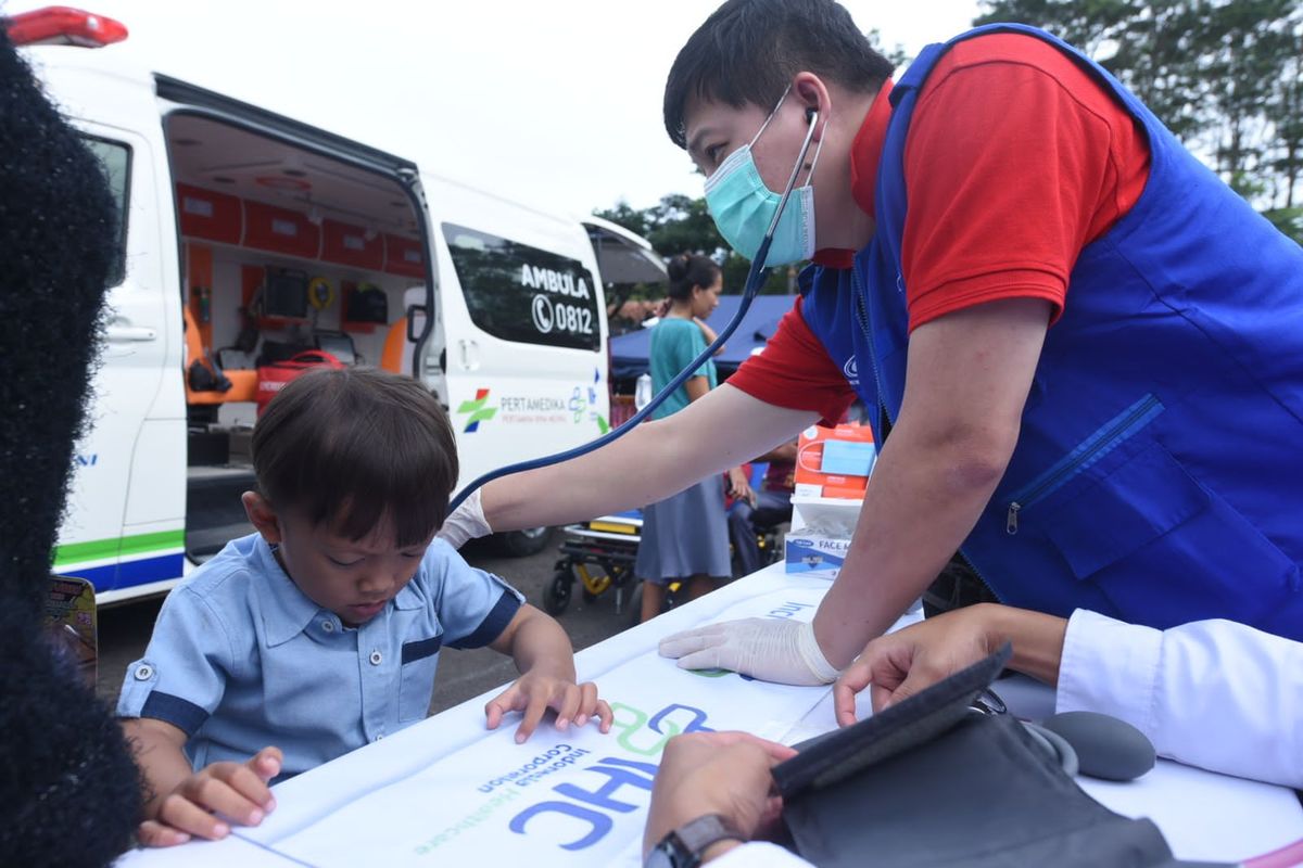 Penanganan kesehatan masyarakat korban gempa Cianjur yang dilakukan oleh PT Pertamina Bina Medika - Indonesia Healthcare Corporation (Pertamedika IHC), salah satu anak usaha PT Pertamina (Persero), hingga Sabtu (26/11/2022) telah menjangkau 200 warga. Layanan kesehatan ke rumah maupun posko warga diberikan sejak Rabu (23/11/2022).