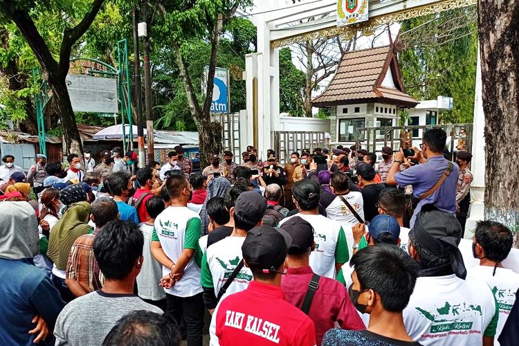 Ratusan orang yang tergabung dalam Komite Anti Korupsi Indonesia (KAKI) berunjuk rasa di depan di depan Kantor Dewan Perwakilan Rakyat Daerah (DPRD) Kalimantan Selatan (Kalsel), Senin (15/11/2021).