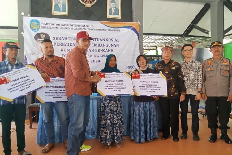 Penyaluran bantuan ke warga yang rumahnya rusak akibat bencana alam di Nganjuk oleh pihak DPRKPP Kabupaten Nganjuk belum lama ini.