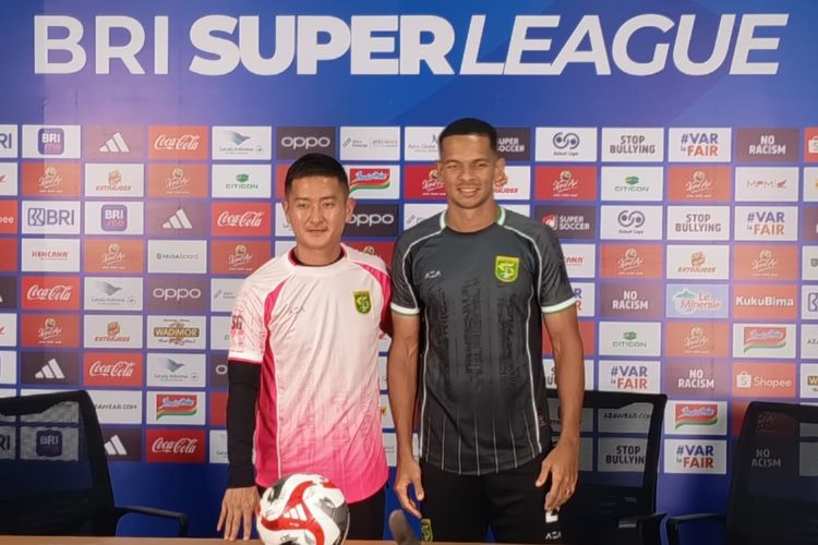 Pelatih fisik Persebaya Surabaya Shin Sang-gyu berfoto dengan Leo Lelis usai menjalani preskon sebelum laga pekan ke-15 BRI Super League 2025-2026 melawan Borneo FC di Stadion Gelora Bung Tomo Surabaya, Jumat (19/12/2025) malam.