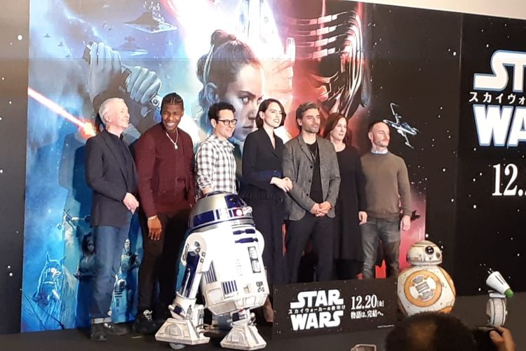 Aktor dan aktris pemeran Star Wars: The Rise of Skywalker (kiri ke kanan) Anthony Daniels, John Boyega, sutradara JJ Abrams, Daisy Ridley, Oscar Isaac, produser Kathleen Kennedy, penulis skenario Chris Terrio saat menghadiri konferensi pers di Tokyo, Jepang, Kamis (12/12/2019). 