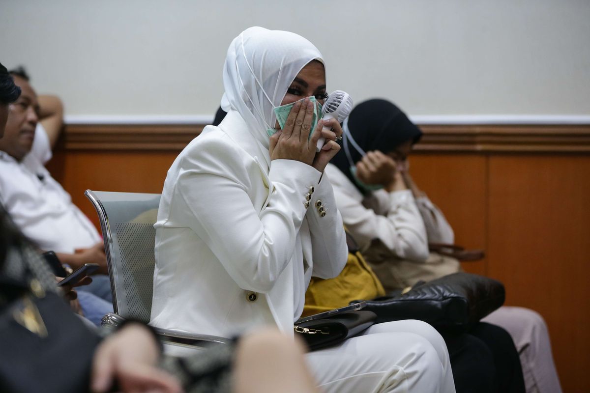 Merthy Kushandayani, istri terdakwa kasus peredaran narkotika jenis sabu Irjen Teddy Minahasa hadir pada sidang suaminya di Pengadilan Negeri Jakarta Barat, Senin (6/3/2023). Jaksa penuntut umum (JPU) menghadirkan dua ahli dalam sidang kali ini.