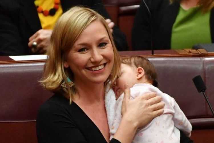 Senator dari Partai Hijau Australia, Larissa Waters dan bayinya.