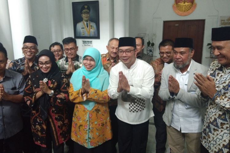Gubernur Jawa Barat Ridwan Kamil saat berfoto bersama DPRD Jabar usai usai melakukan rapat koordinasi penanganan covid-19 di Gedung Sate, Jalan Diponegoro, Jumat (13/3/2020).
