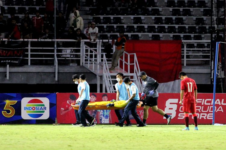 Penjaga gawang Timnas Indonesia Cahya Supriadi ditandu seusai mengalami insiden saat pertandingan Kualifikasi Piala Asia U20 2023 melawan Hong Kong yang berakhir dengen skor 5-1 di Stadion Gelora Bung Tomo Surabaya, Jumat (16/9/2022) malam.