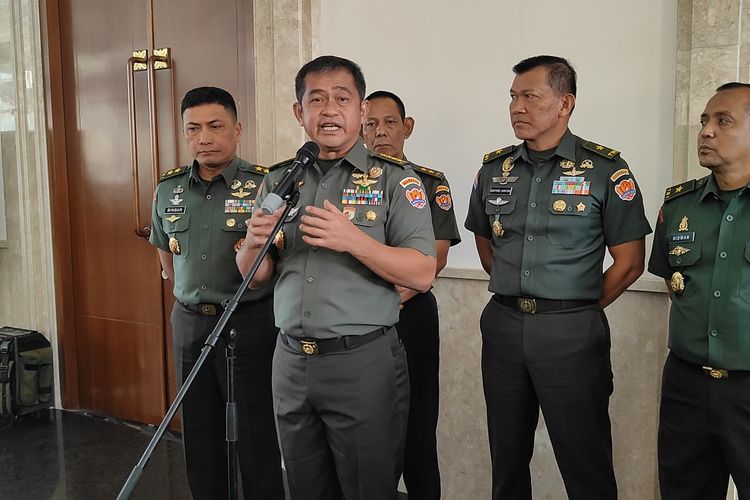 Kepala Staf TNI Angkatan Darat (KSAD) Jenderal Maruli Simanjuntak (berdiri paling depan) saat memberikan keterangan pers di Balai Kartini, Jakarta, Senin (5/2/2024). 